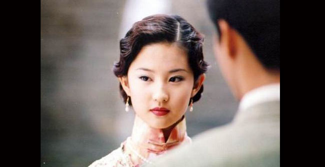 Nhân vật Bạch Tú Châu trong tiểu thuyết Kim Phấn thế gia (được chuyển thể thành phim truyền hình 40 tập Gia tộc Kim Phấn năm 2003.
